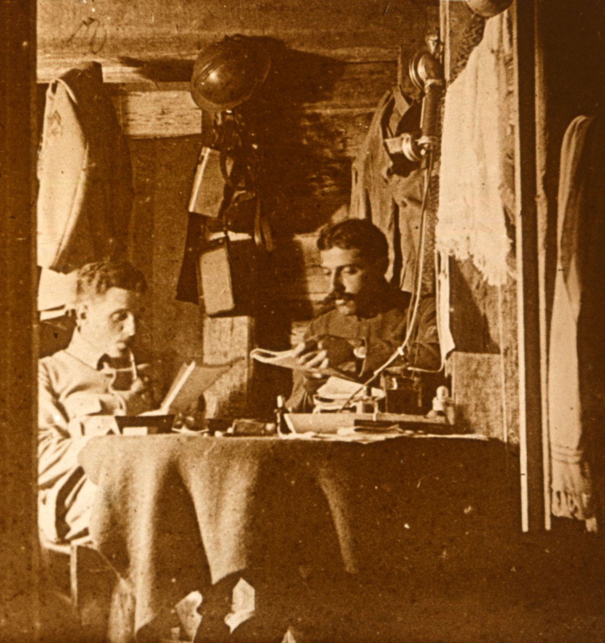 Siperlerde okuma, c1914-c1918 by Unbekannt