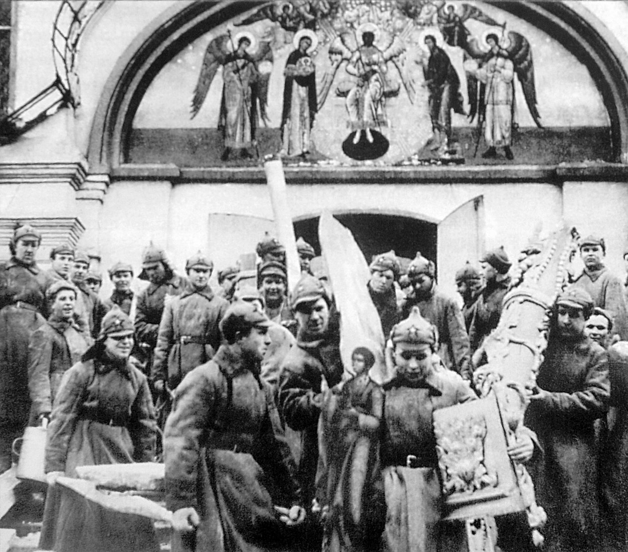 Kızıl Ordu askerleri Simonov manastırının kilise hazinelerine el koyuyor, Moskova, SSCB, 1925 by Unbekannt