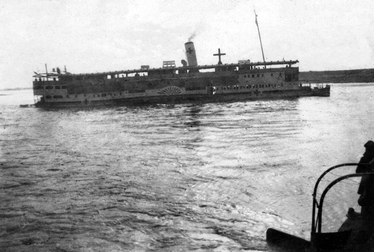 Kızıl Haç nehir teknesi Dicle Nehri
