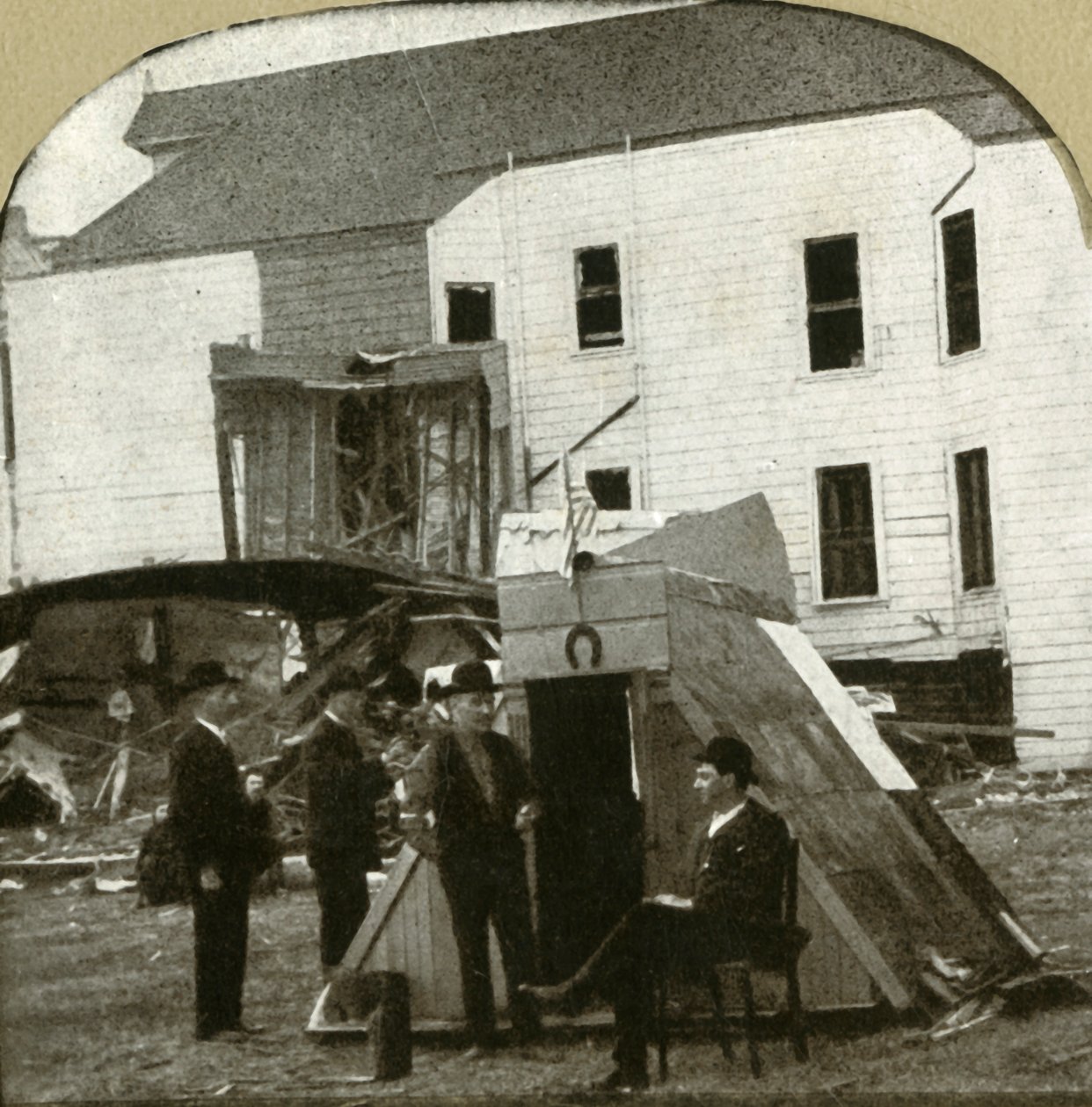 Mülteci kampı, arka planda harabelerde eski konut. Bu deprem çalışması, 1906. by Unbekannt