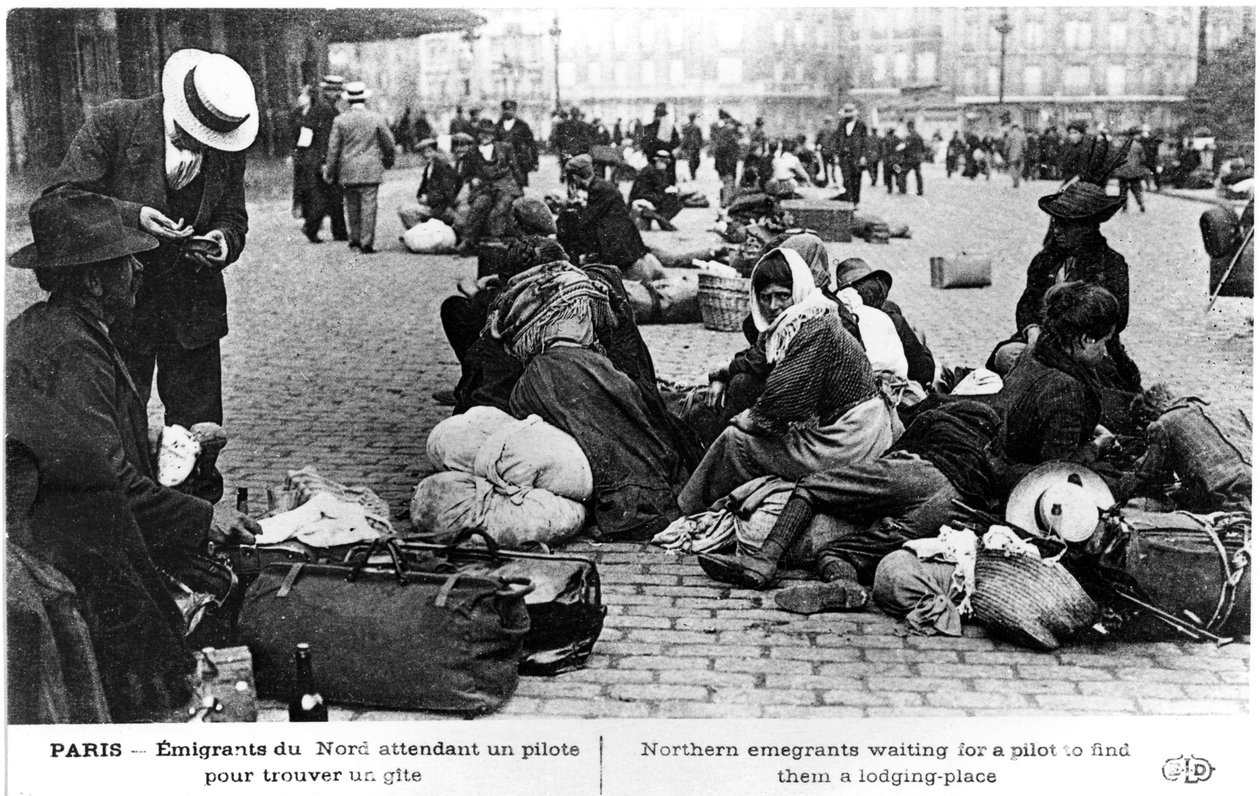 Kendilerine kalacak yer bulmak için bir rehber bekleyen kuzeyden gelen mülteciler, Paris, I. Dünya Savaşı, 1914-1918 by Unbekannt