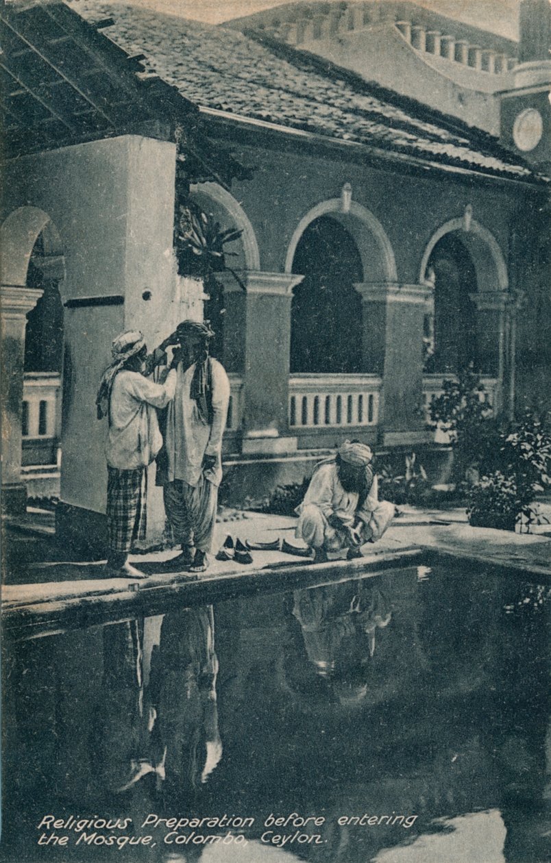 Camiye girmeden önce dini hazırlık, Kolombo, Seylan, c1910. by Unbekannt