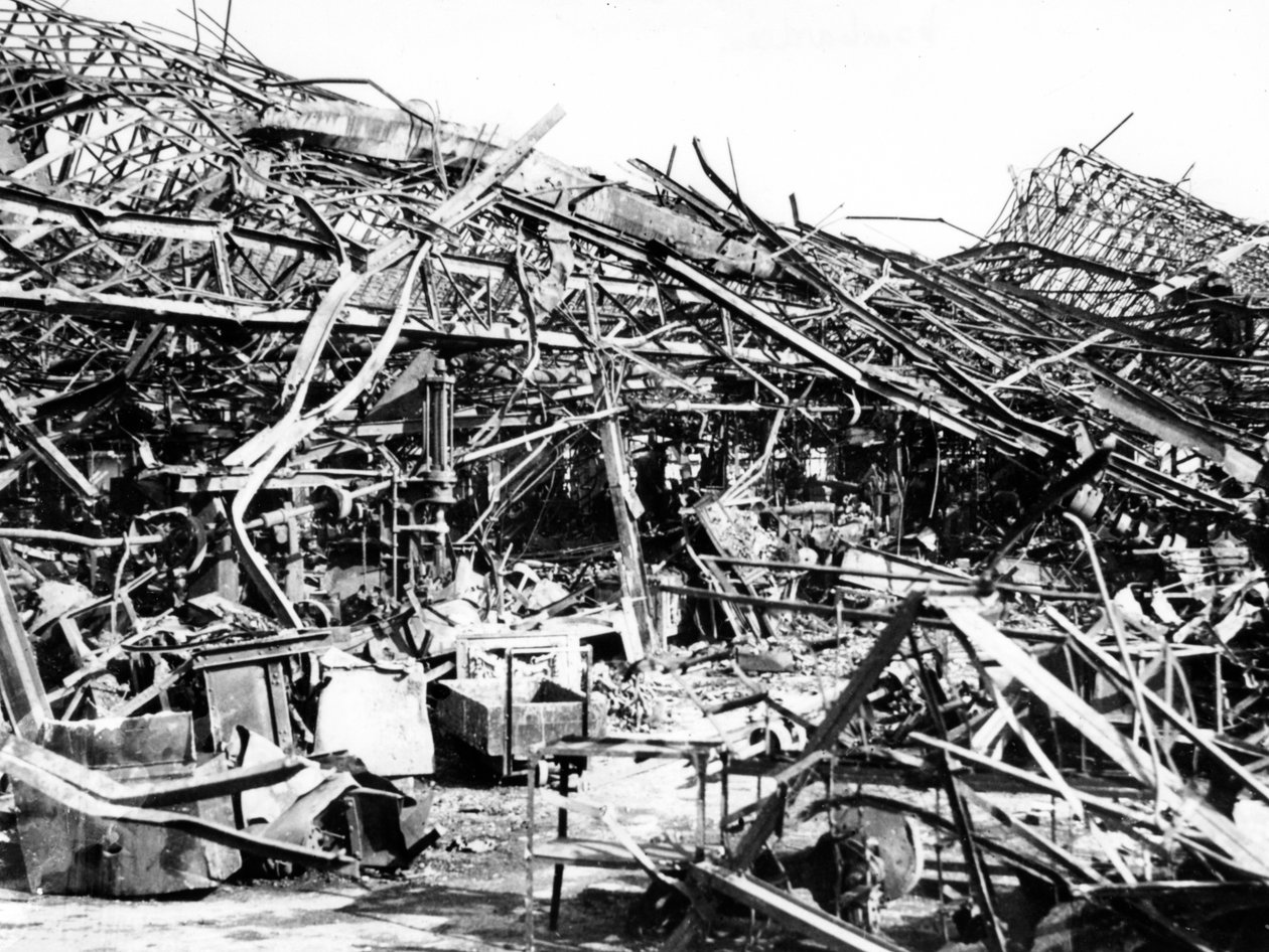 Renault fabrikası Müttefik bombalamasıyla yıkıldı, Sevr, Paris yakınlarında, 1940-1944 by Unbekannt