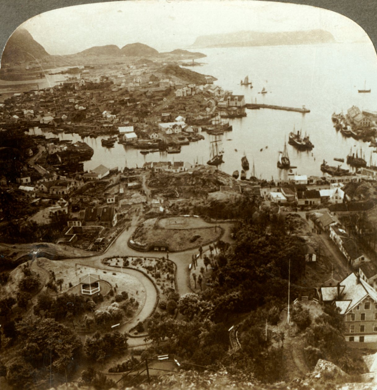 Yanmış bir şehri restore etmek - Aalesund, bir ada limanı ve önemli morina balığı pazarı, Norveç, c1905. by Unbekannt