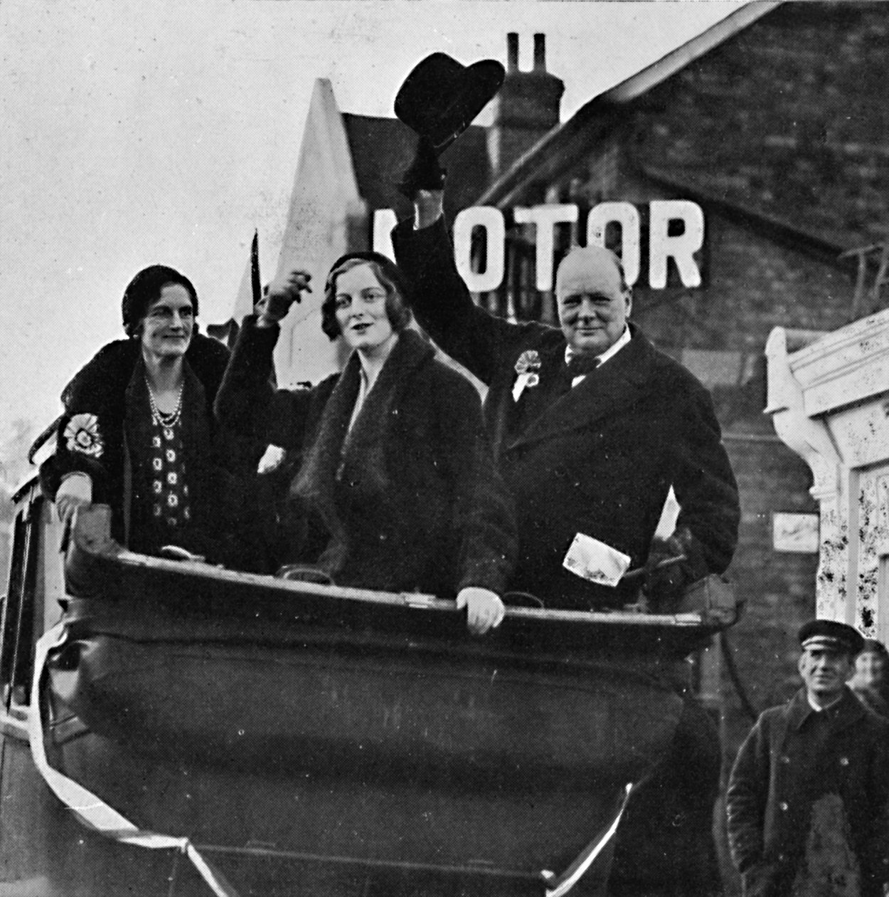 Epping için geri döndü Bayan Churchill ve kızı Diana, mutluluğu ve zaferi paylaştı, 1931, 1945. by Unbekannt