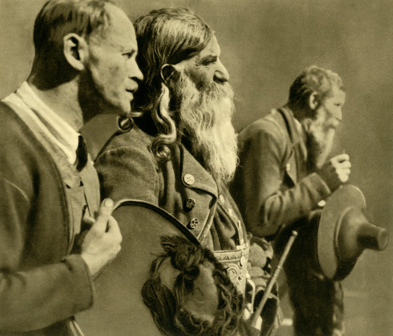 Tüfekçiler dua ediyor, Tirol, Avusturya, c1935. by Unbekannt