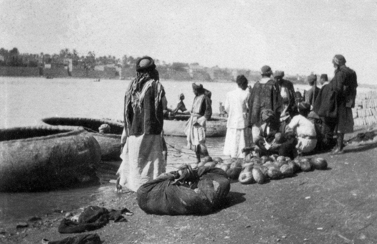 Kavun yüklü nehir teknesi, Dicle Nehri, Bağdat, Irak, 1917-1919 by Unbekannt