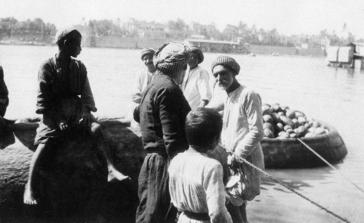 Kavun yüklü nehir teknesi, Dicle Nehri, Bağdat, Irak, 1917-1919 by Unbekannt