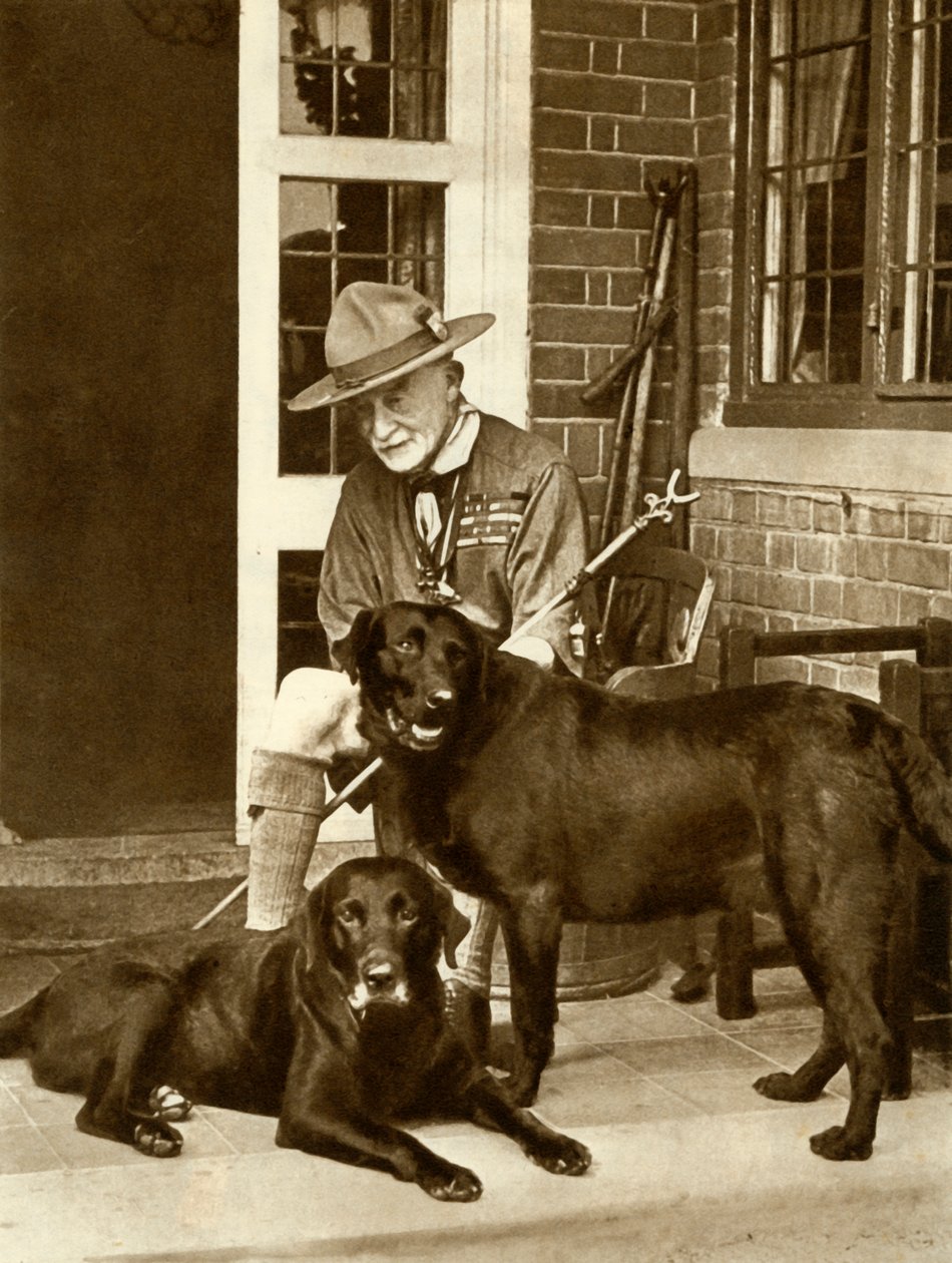 Robert Baden-Powell, köpekleriyle birlikte evde, c1929, 1935. by Unbekannt