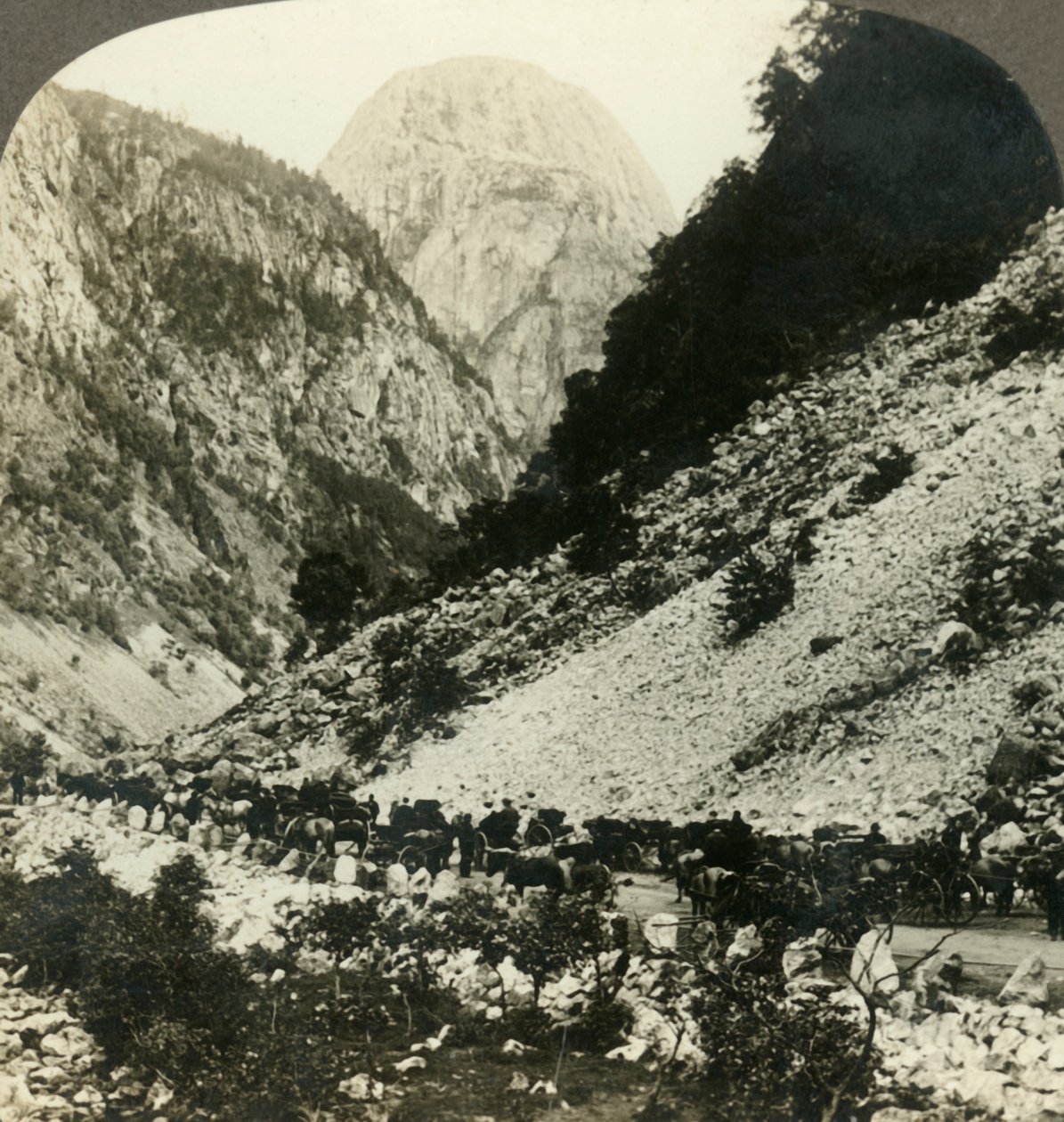 Rocky Jordalsnut turist arabalarıyla dolu yolun yanından 3620 ft, Norveç, c1905. by Unbekannt