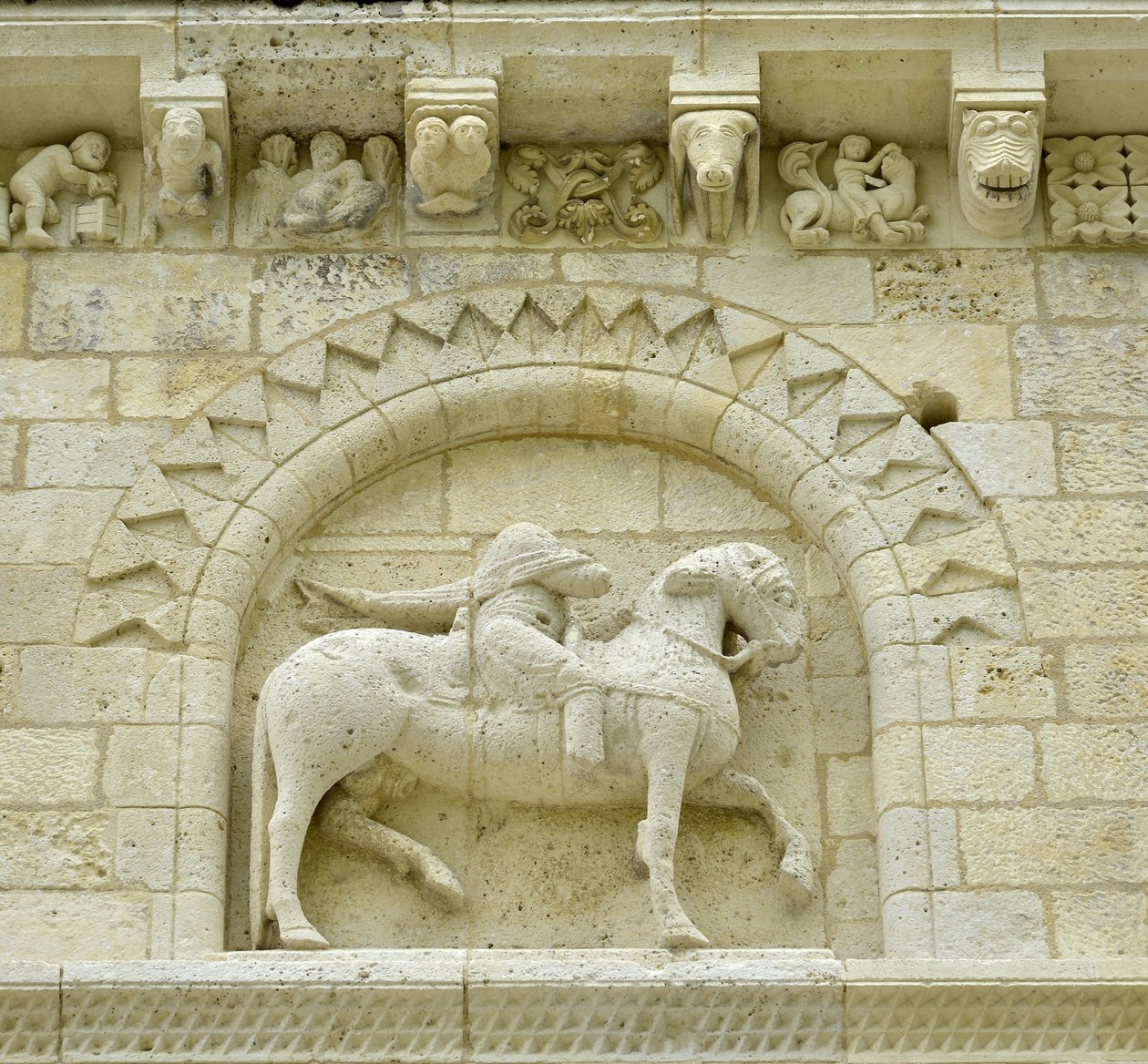 Romanesk sanat: Hugues de Surgeres ve Geoffroy de Vendome veya atın ayağı Kötülük ve Ölümün galibi Heresie ve Mesih