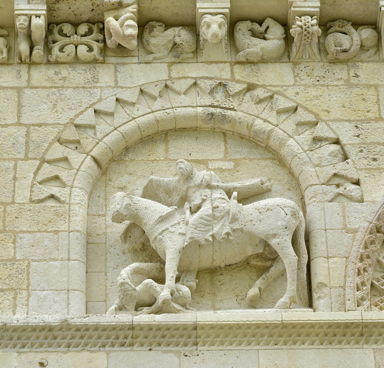 Romanesk sanat: Hugues de Surgeres ve Geoffroy de Vendome veya atın ayağı Kötülük ve Ölümün galibi Heresie ve Mesih