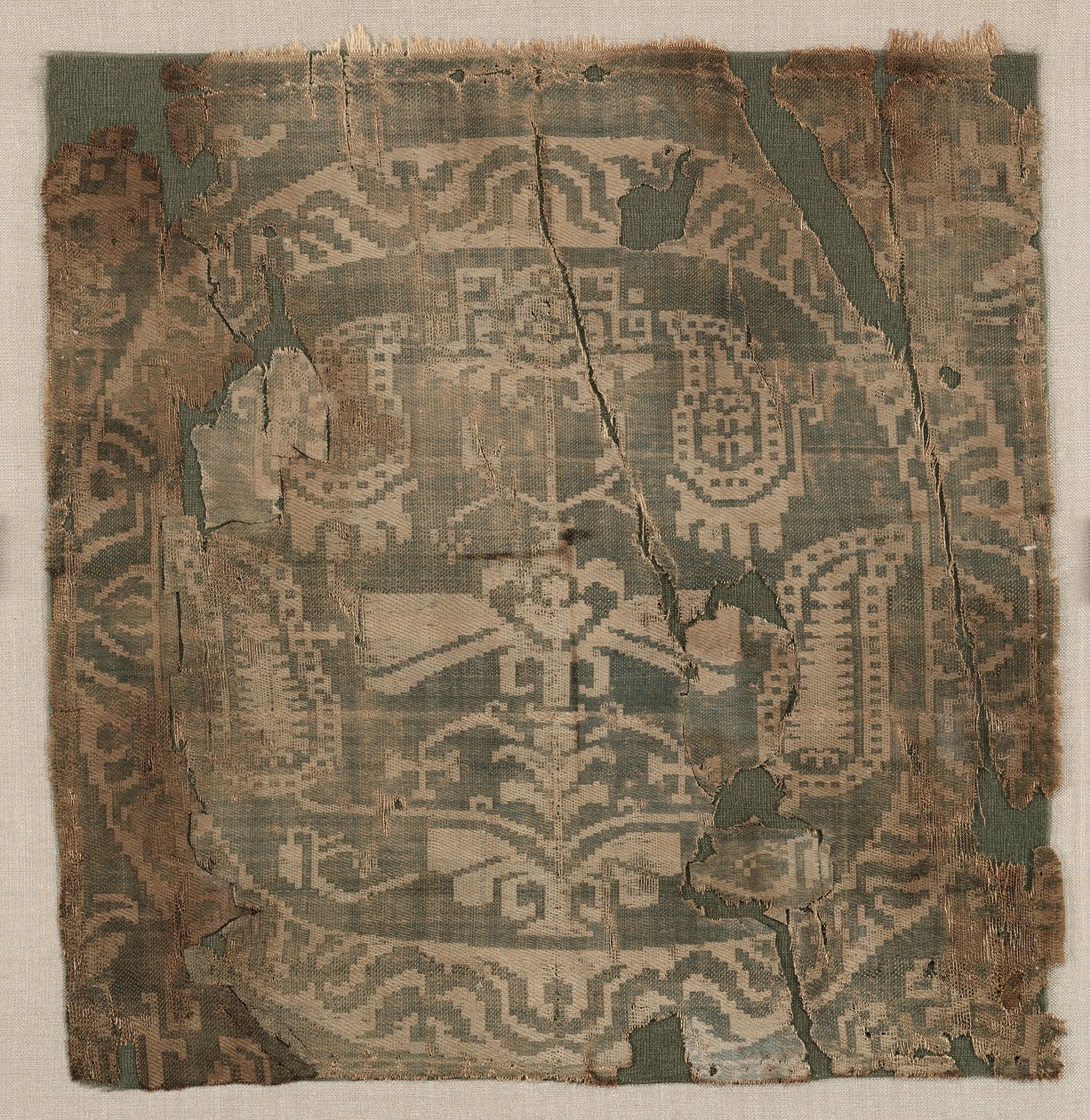 Köşeli palmet ağaçlı yuvarlak, tunik, 650-850. by Unbekannt