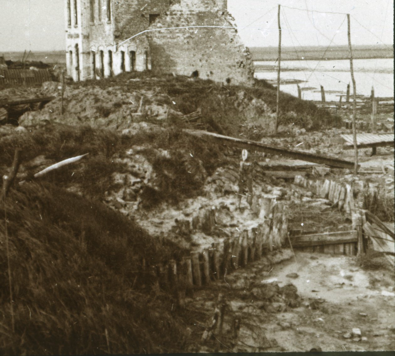 Yıkık bina ve sahil boyunca hendekler, c1914-c1918 by Unbekannt