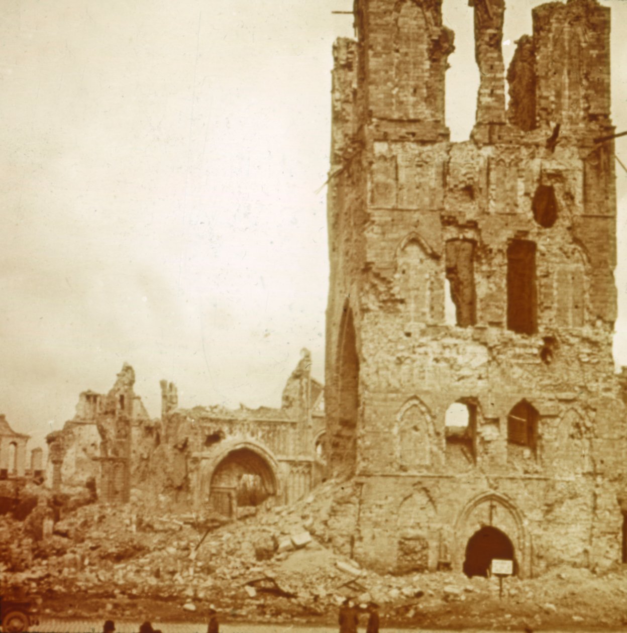 Yıkılmış katedral, Ypres, Flanders, Belçika, c1914-c1918 by Unbekannt