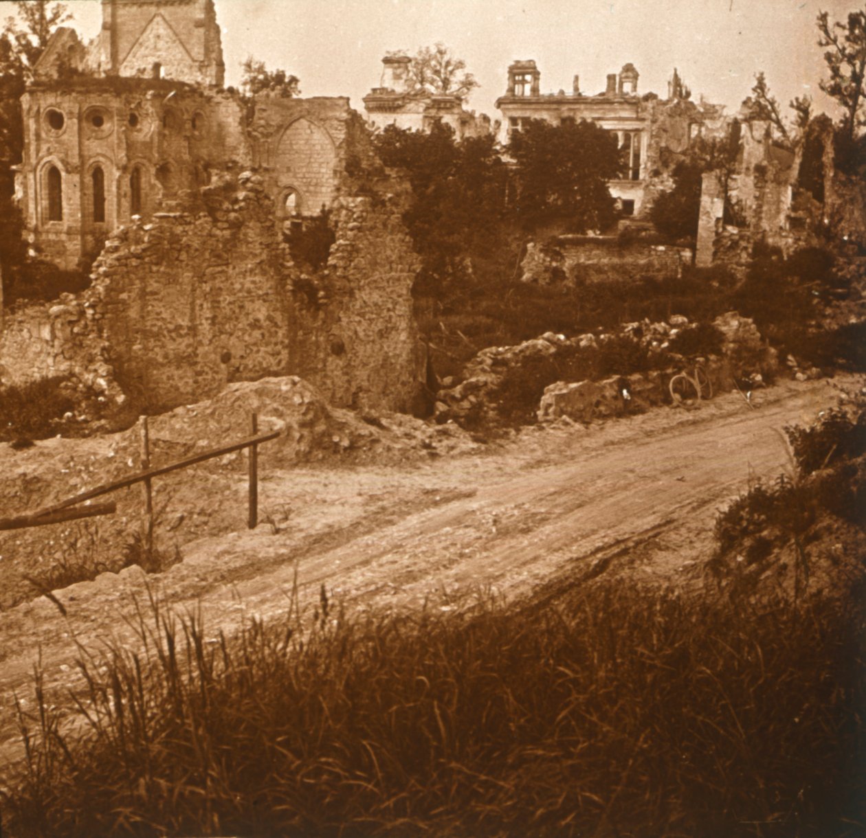 Harap kilise ve şato, Fransa, c1914-c1918 by Unbekannt