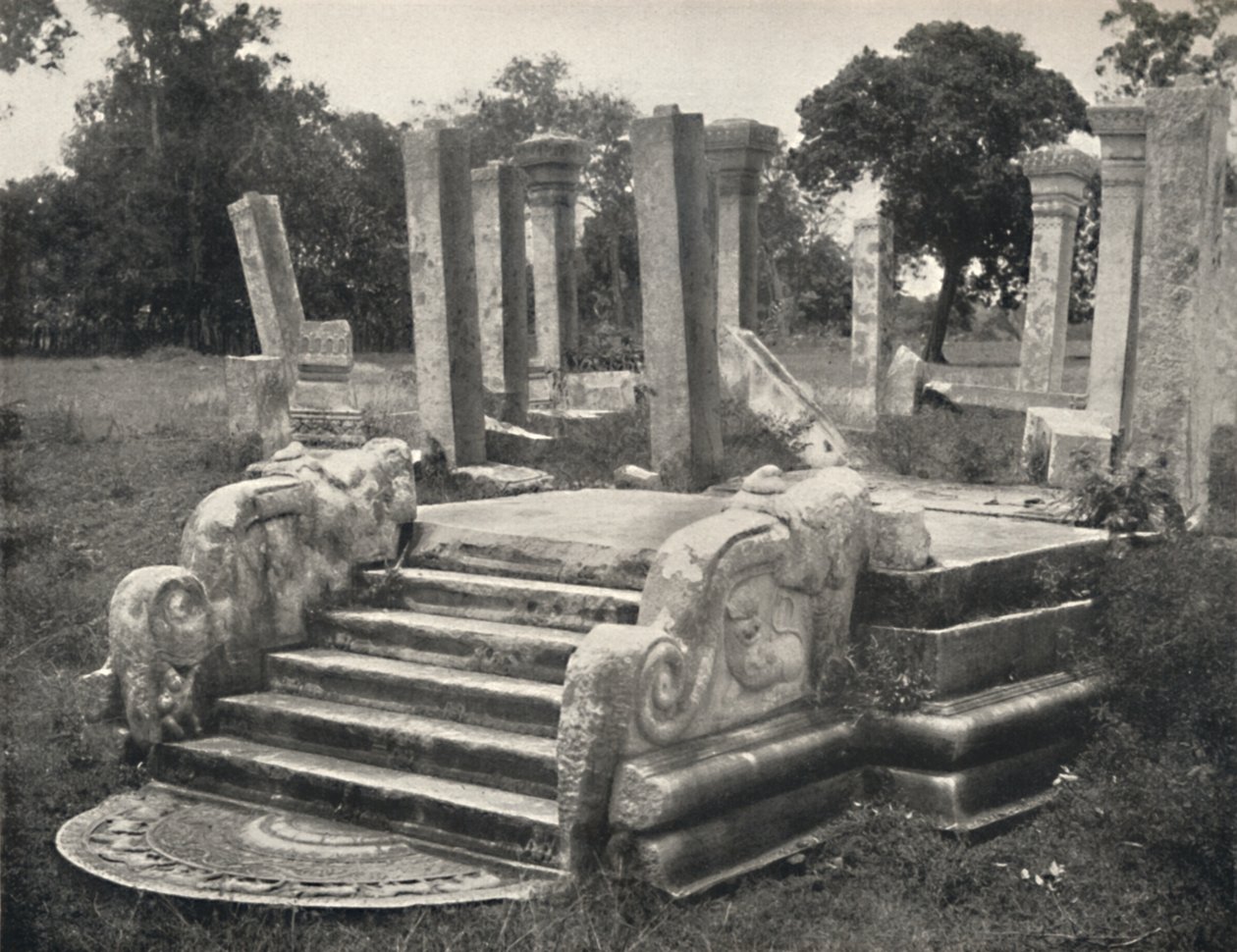 Sütunlu bir salonun kalıntıları, önünde aytaşı olan bir merdiven bkz. Plaka 79, Anuradhapura, 1926 by Unbekannt