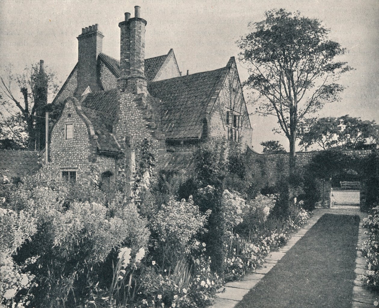 Runton Old Hall, Norfolk, Kuzeybatıdan Görünüm, c1909 by Unbekannt