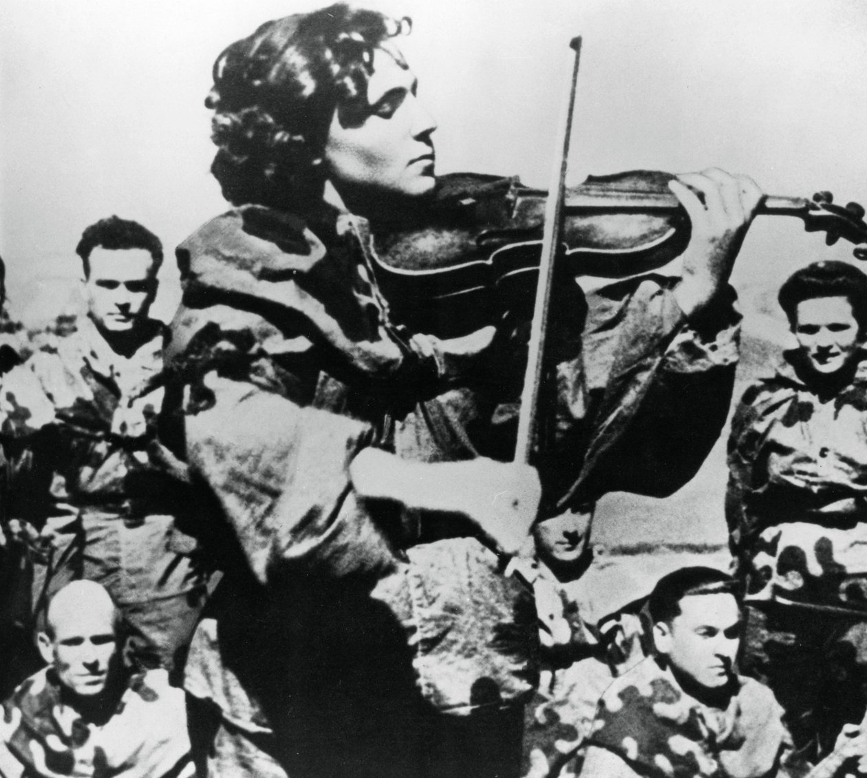 Rus ordusu hemşiresi keman çalıyor, Doğu Cephesi, 1944 by Unbekannt