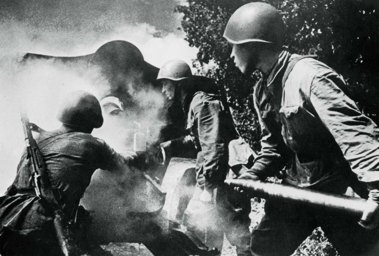 Rus topçusu hareket halinde, Doğu Cephesi, 1943 by Unbekannt