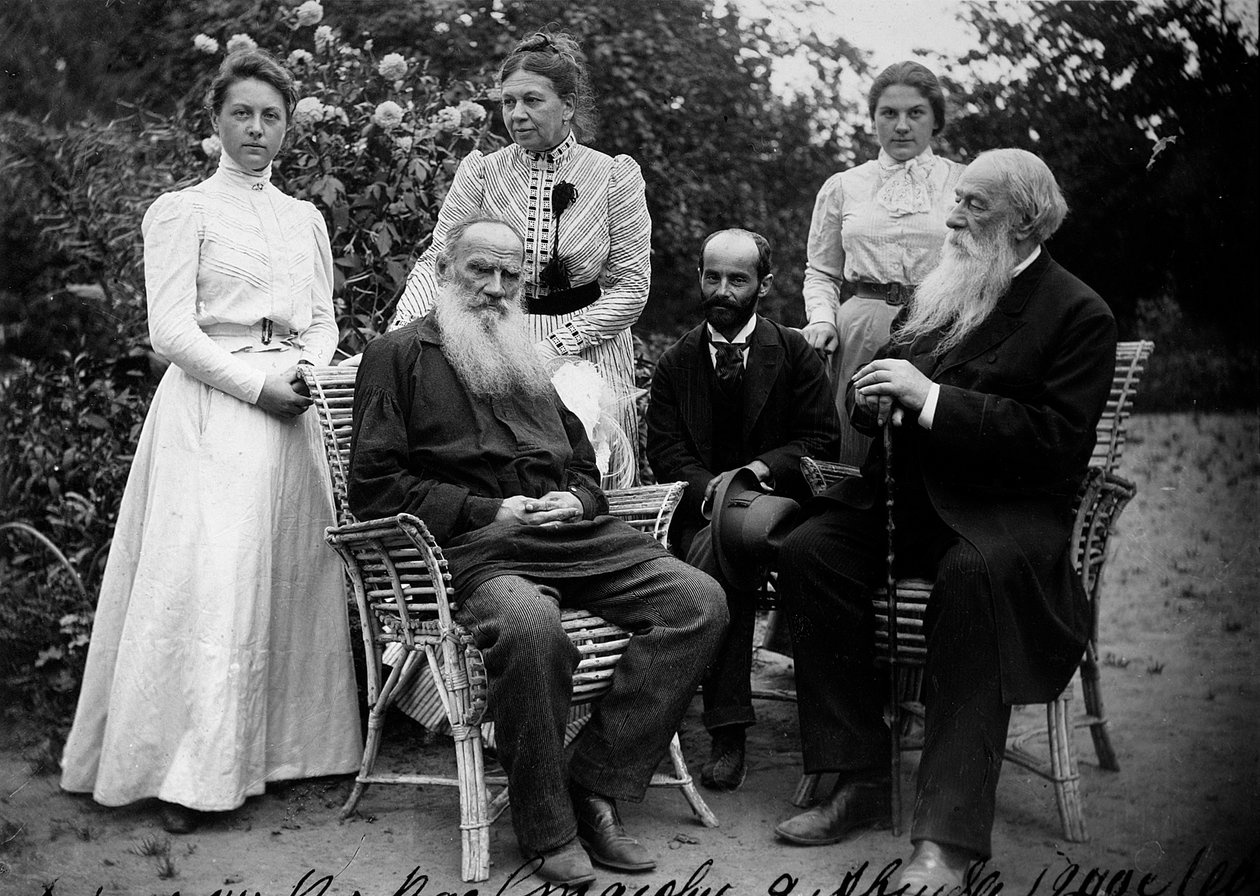 Rus yazar Leo Tolstoy, ziyaretçilerle birlikte, Yasnaya Polyana, Rusya, 19. yüzyılın sonu veya 20. yüzyılın başı by Unbekannt