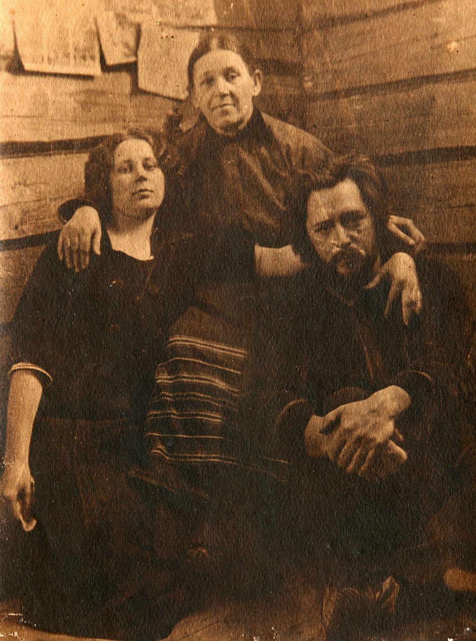 Rus yazar Leonid Andreyev annesi ve kız kardeşiyle birlikte, 20. yüzyılın başlarında by Unbekannt