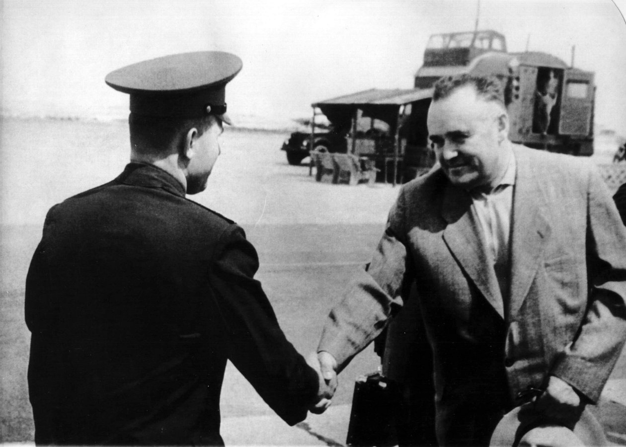 Rus kozmonot Yuri Gagarin ve roket mühendisi Sergey Korolyov, 1961 by Unbekannt