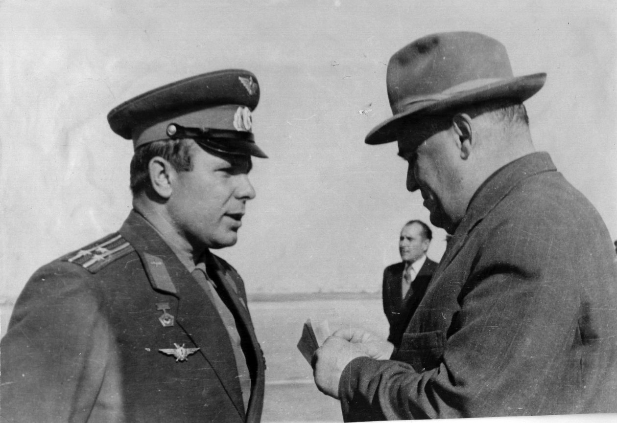 Rus kozmonot Yuri Gagarin ve roket mühendisi Sergey Korolyov, 1961 by Unbekannt