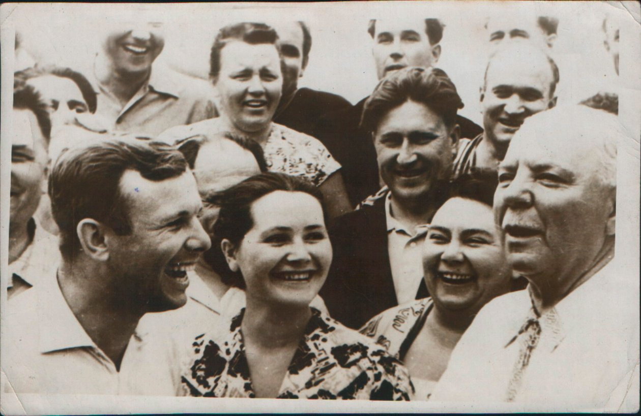 Rus kozmonot Yuri Gagarin ve eşi, 1962 by Unbekannt