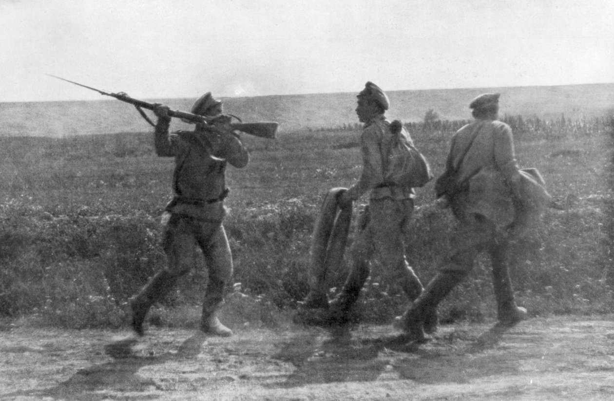 Rus askeri, geri çekilen yoldaşına saldırıyor, Ternopil, Ukrayna, Birinci Dünya Savaşı, 1 Temmuz 1917 by Unbekannt