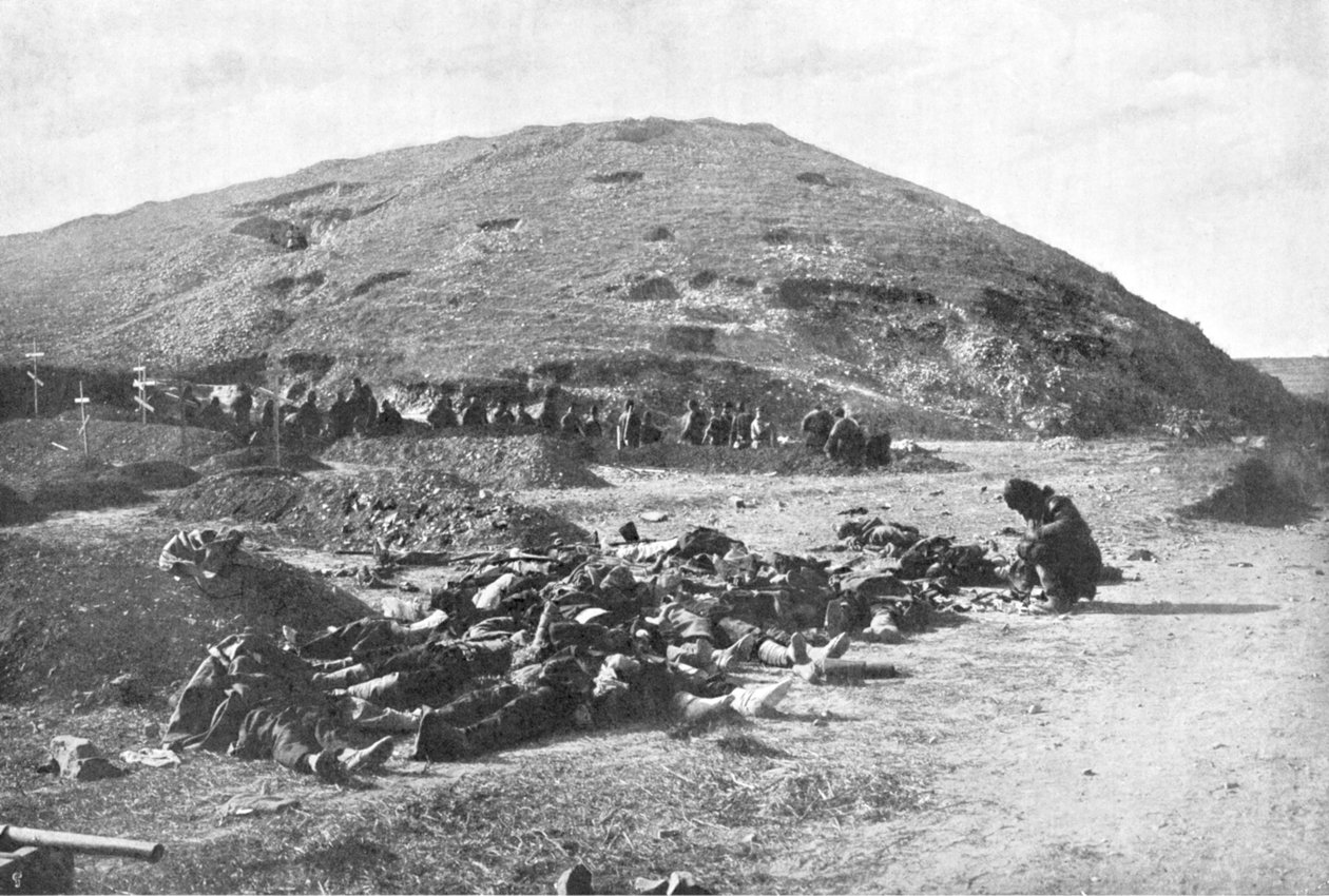 Gömmeden önce ölülerden kartuş toplayan Rus askerleri, 1904-5 Rus-Japon Savaşı by Unbekannt