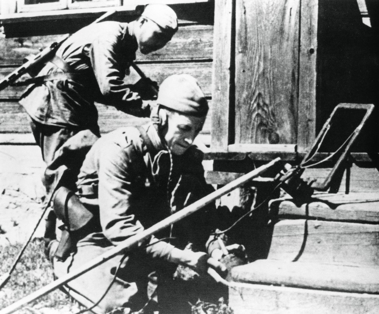 Mayın dedektörlü Rus askerleri, bubi tuzağına sahip bir evi temizliyor, Doğu Cephesi, 1944 by Unbekannt
