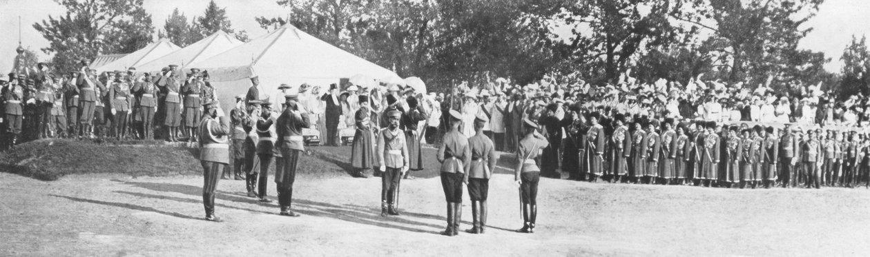 Rus birlikleri Çar II. Nicholas'ı selamlarken, Krasnoye Selo, 22 Temmuz 1914 by Unbekannt