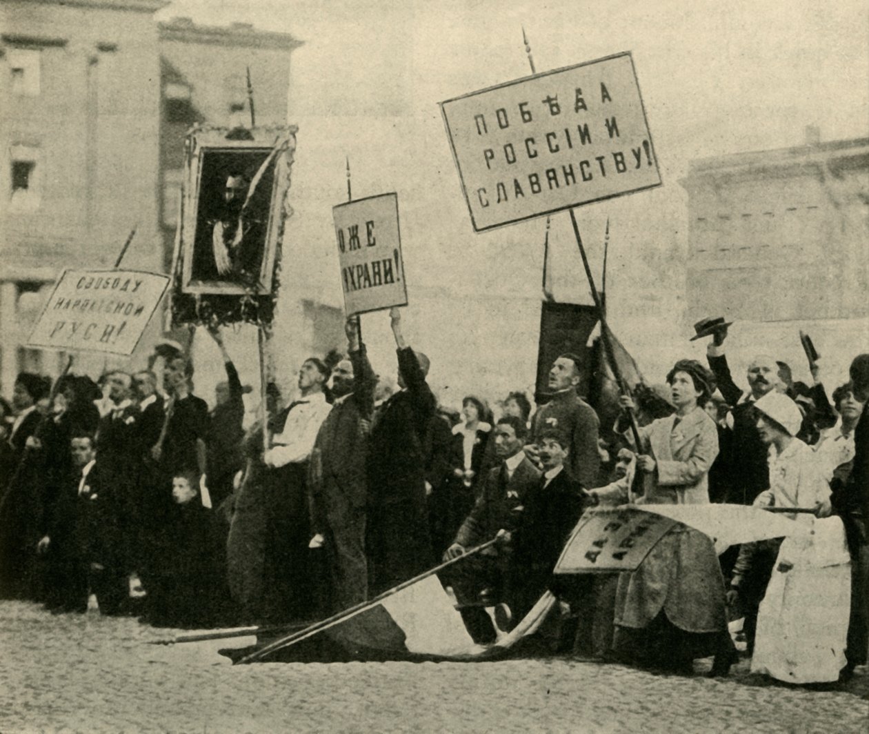 Güçlerinin başarısı için dua eden Ruslar, Petrograd, Birinci Dünya Savaşı, 1914, c1920. by Unbekannt