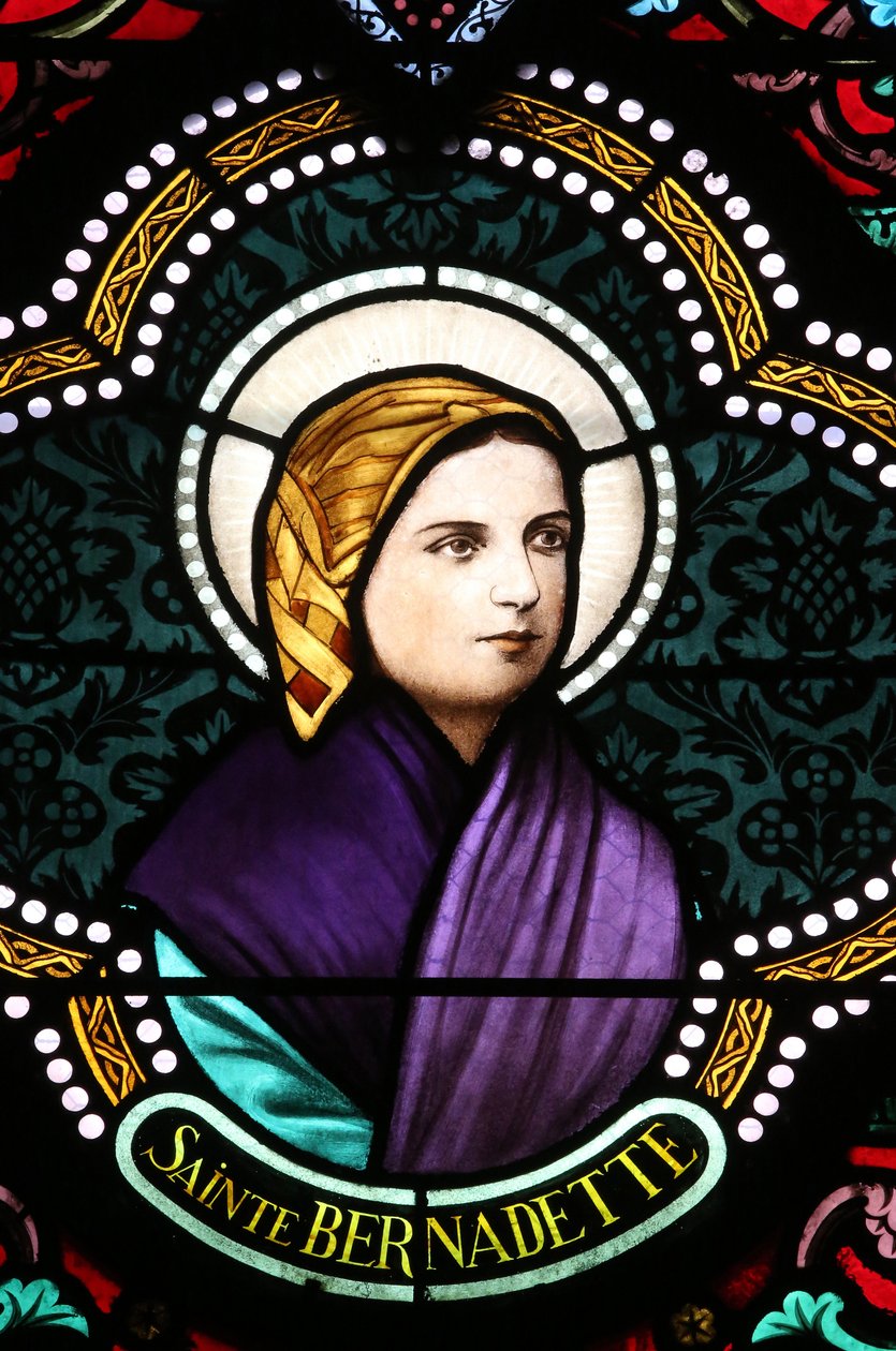 Kutsal kalp kilisesi. Vitray pencere. Ste Bernadette Soubirous, Marian görünümleri, 20160604, Moulins, Fransa ile tanınır. by Unbekannt