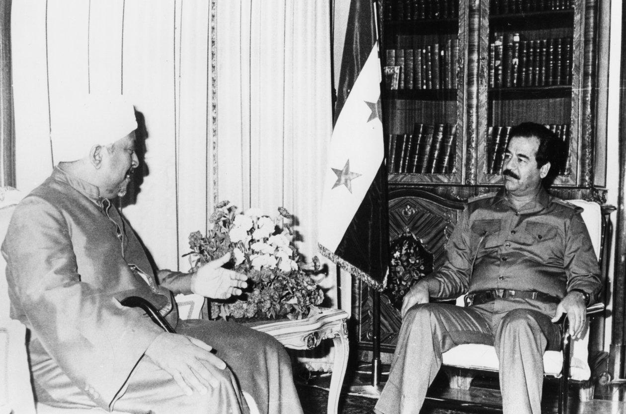 Saddam Hüseyin bir toplantıda, Irak, 1986 by Unbekannt