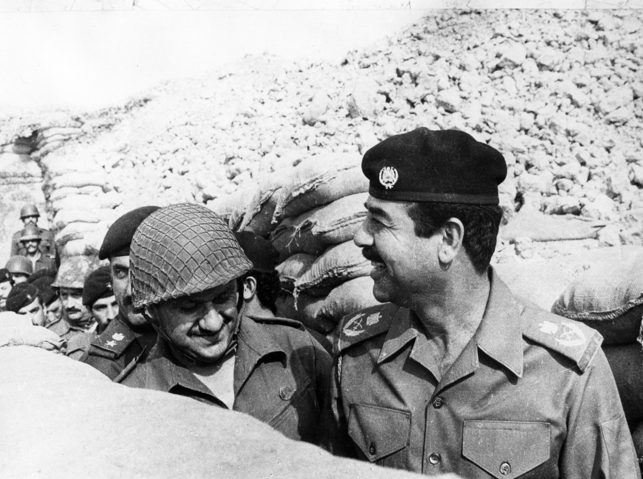 Saddam Hüseyin Basra cephesini teftiş ederken, Irak, 1986 by Unbekannt