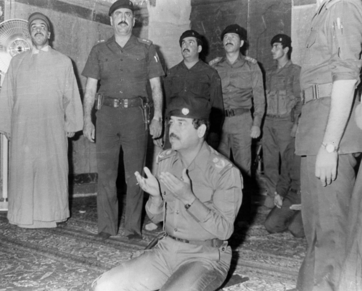 Saddam Hüseyin dua ederken, Kerbela, Irak, 1985 by Unbekannt