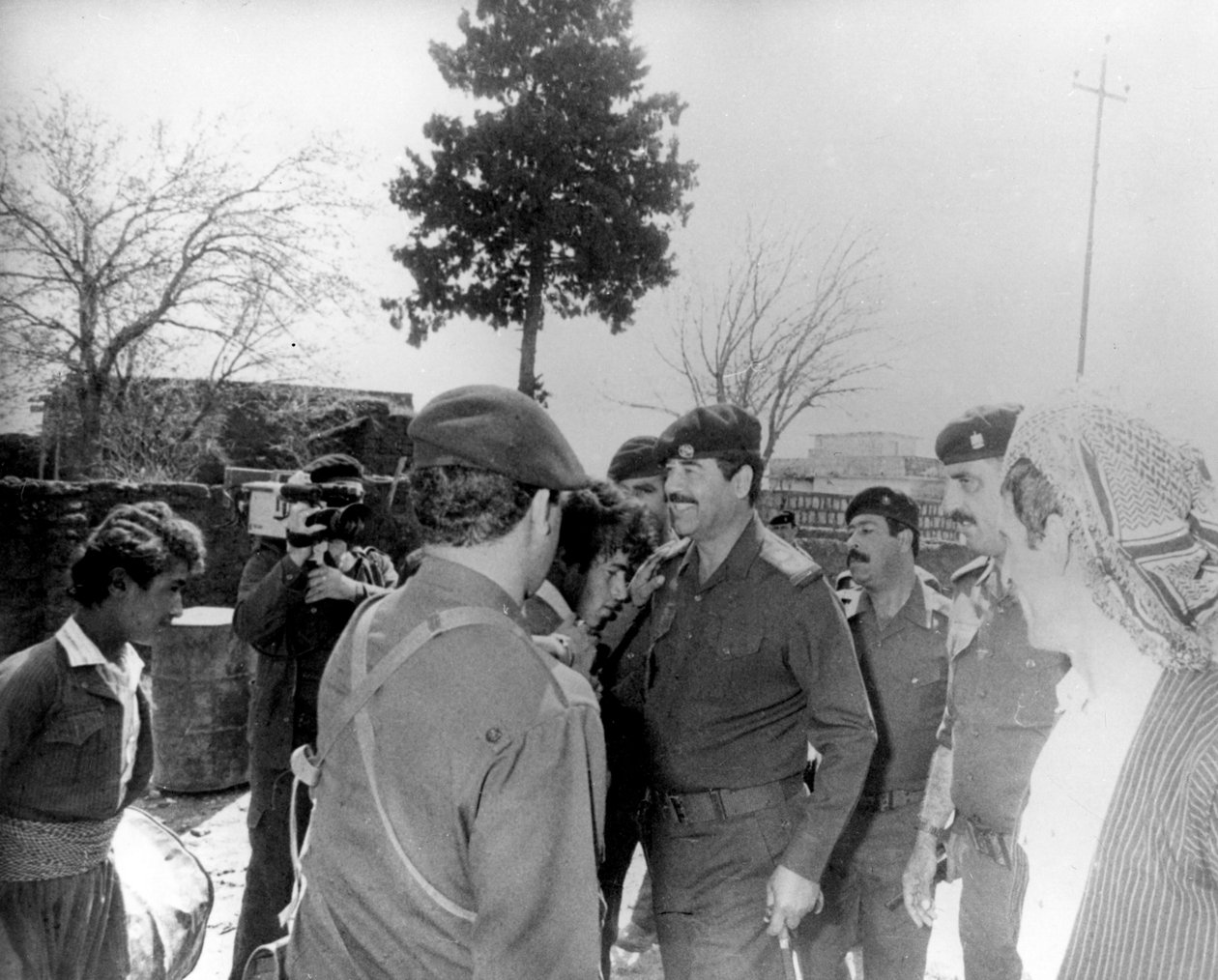 Saddam Hüseyin ülkeyi gezerken, Irak, 1987 by Unbekannt