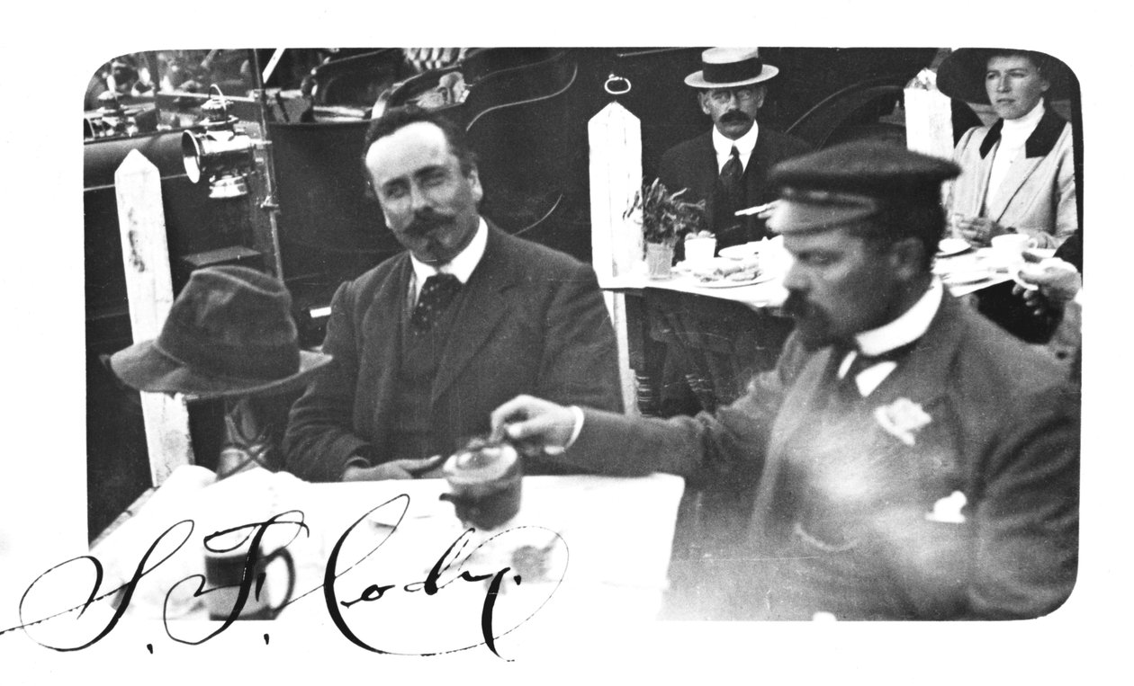 Samuel Franklin Cody 1862-1913, kameraya bakıyor by Unbekannt