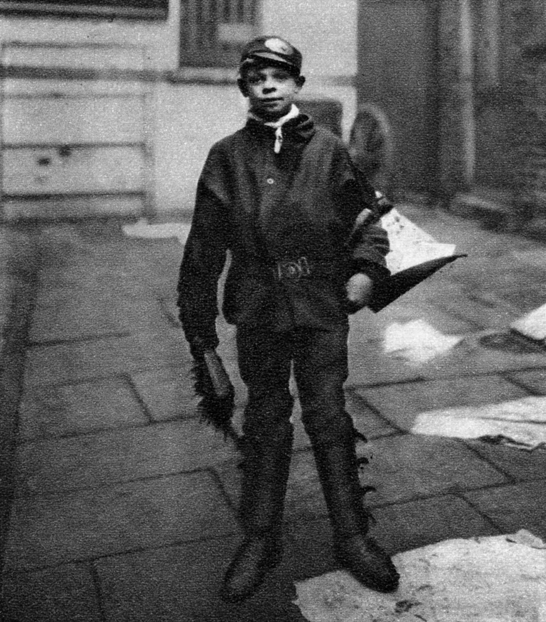 Yoldaki at pisliklerini temizleyen çöpçü çocuk, Londra, 1926-1927 by Unbekannt