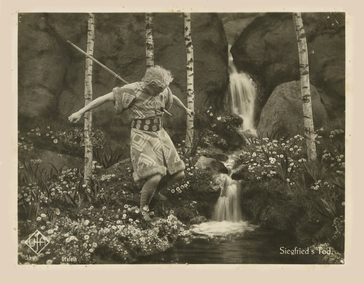 Die Nibelungen: Siegfried, Fritz Lang, 1924 filminden bir sahne. by Unbekannt