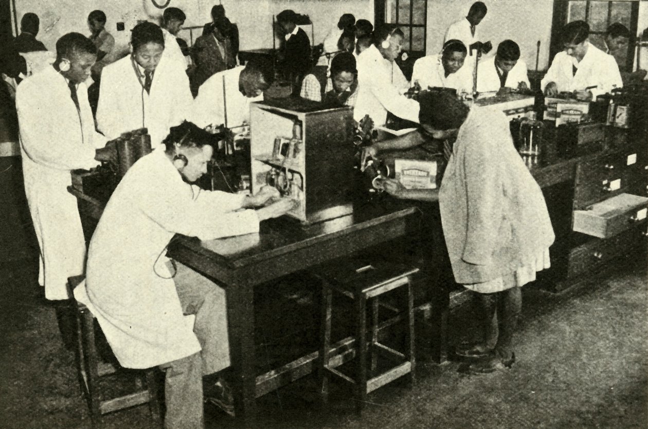 Yerli Kolejdeki Sahneler - Fizik laboratuvarındaki öğrenciler, c1948. by Unbekannt