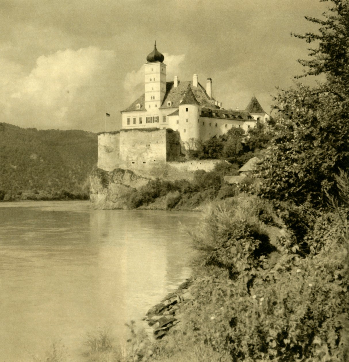 Tuna Nehri üzerinde Schloss Schönbühel, Aşağı Avusturya, c1935. by Unbekannt