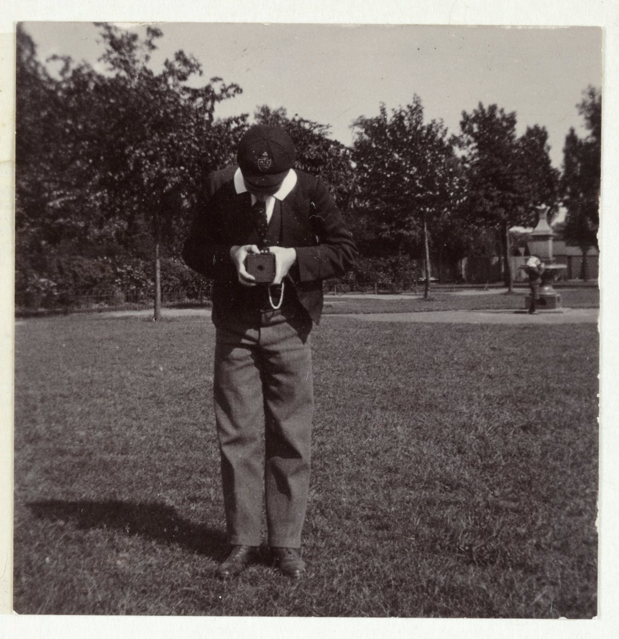 Bir fotoğraf çeken okul çocuğu, c 1905 by Unbekannt
