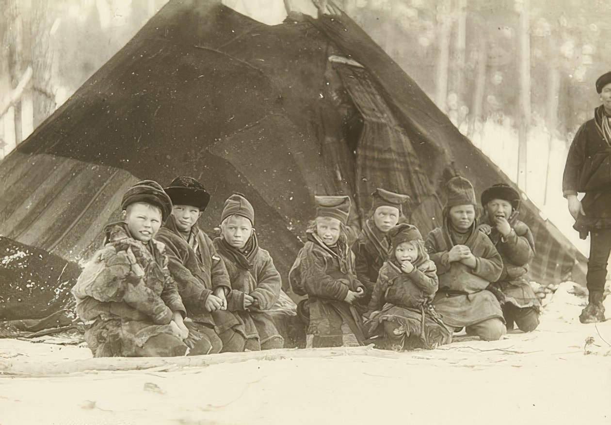İsveç. Bir çadırın önünde Laponya çocukları. 1900 civarında by Unbekannt