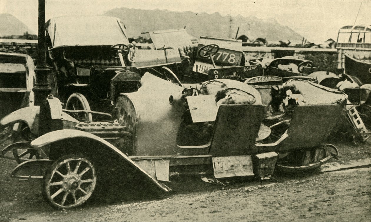 Hurdaya çıkarıldı! Almanlardan ele geçirilen harap Motorlu arabalar..., Birinci Dünya Savaşı, 1914, c1920. by Unbekannt
