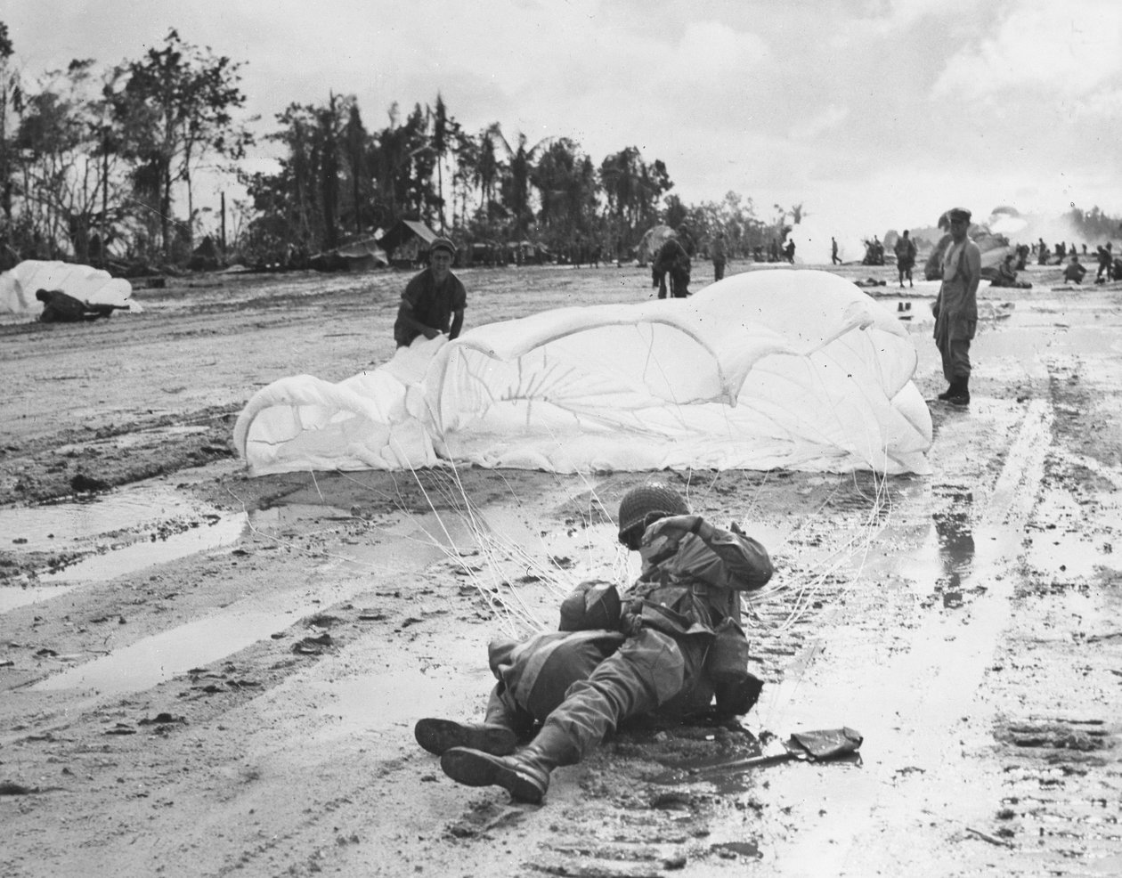 İkinci Dünya Savaşı (1939-1945) - İkinci Dünya Savaşı (İkinci Dünya Savaşı veya 2. Dünya Savaşı): Noemfoor Adası (Numfor, Numfoor) (Pasifik) 3 Temmuz by Unbekannt