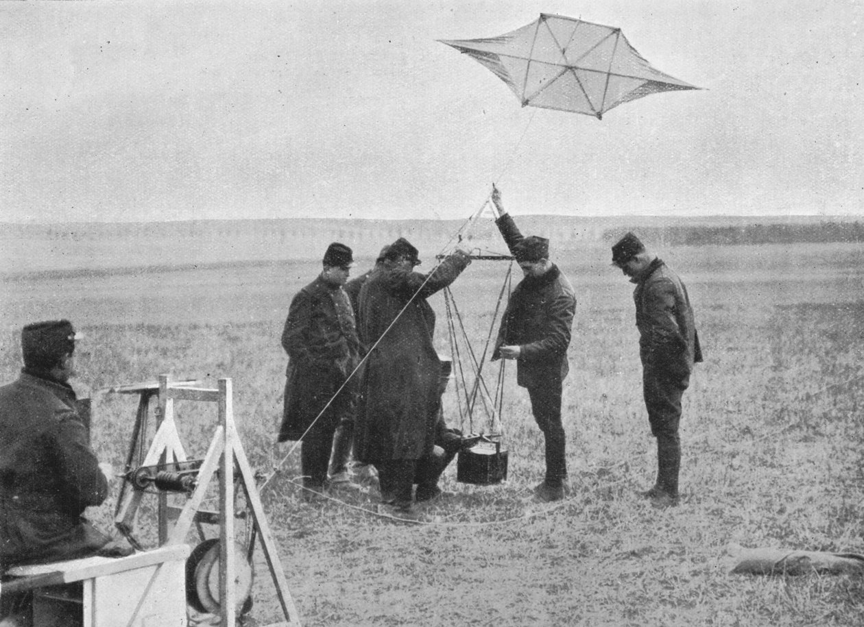 Bir kamera takılı Fransız savaş uçurtmalarından birini gönderme, 1914, 1915 by Unbekannt