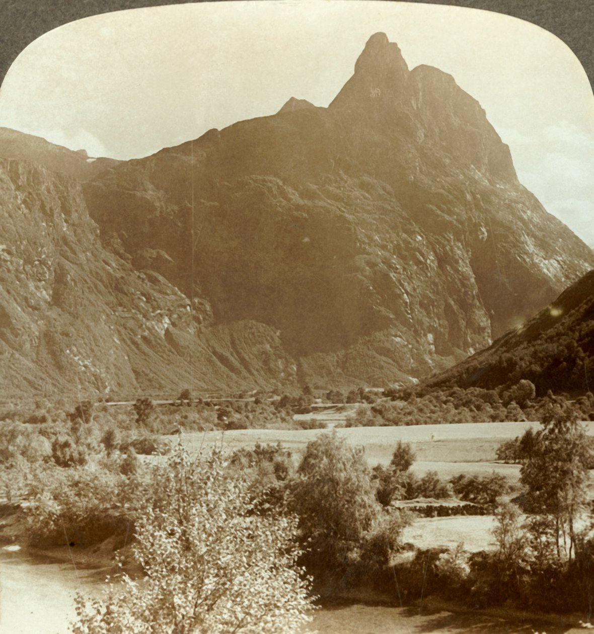 Rauma Nehri üzerindeki dağ duvarını taçlandıran Romdalshorn'un keskin zirveleri, Norveç, c1905. by Unbekannt